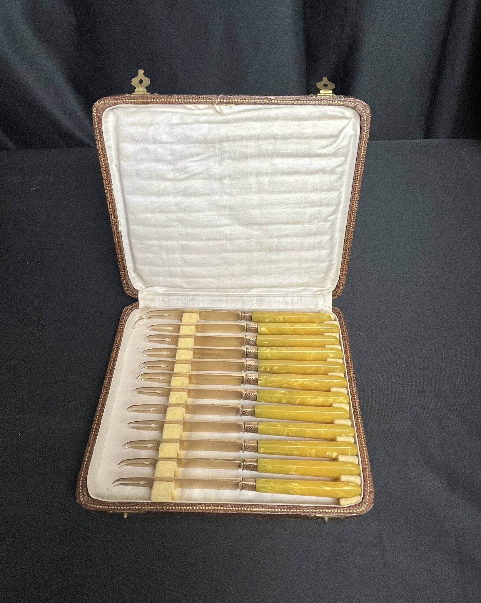 Arts de la table, écrin 12 couteaux à fruit vermeil et galalithe début XXXè