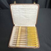 Arts de la table, écrin 12 couteaux à fruit vermeil et galalithe début XXXè