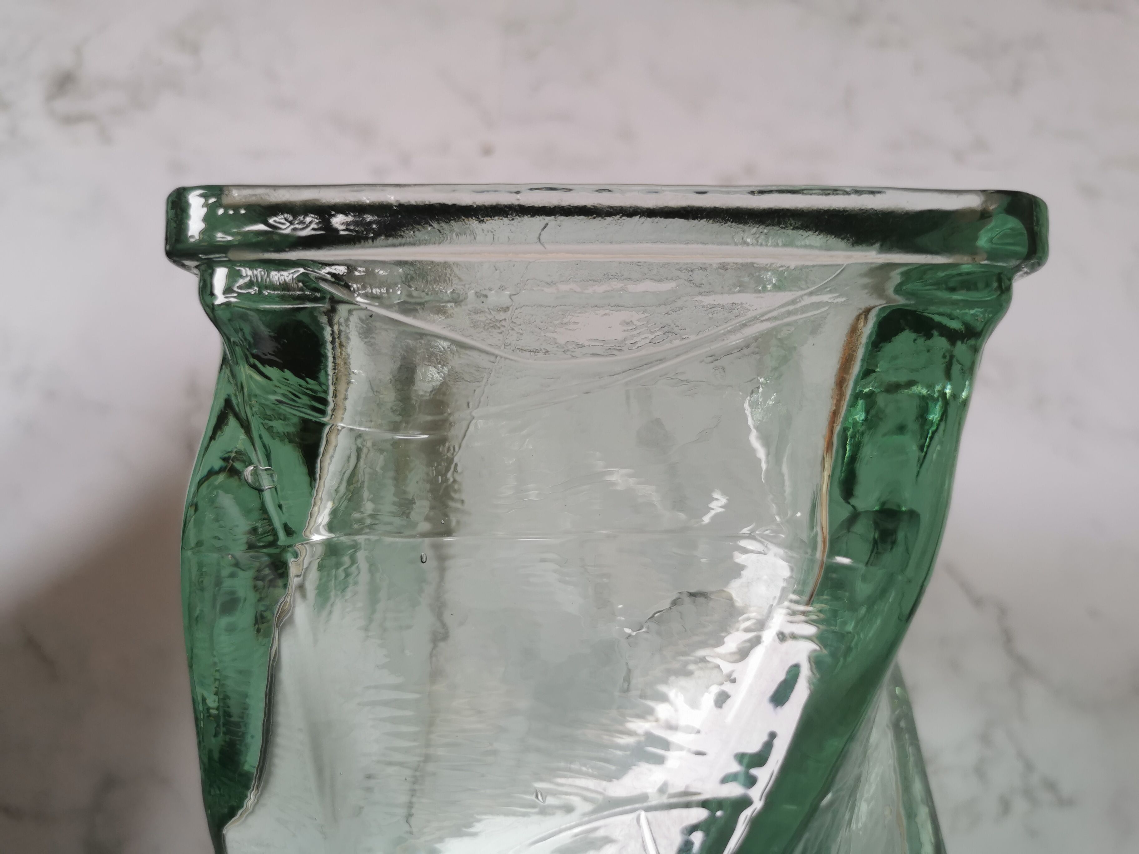 Vase design verre torsadé