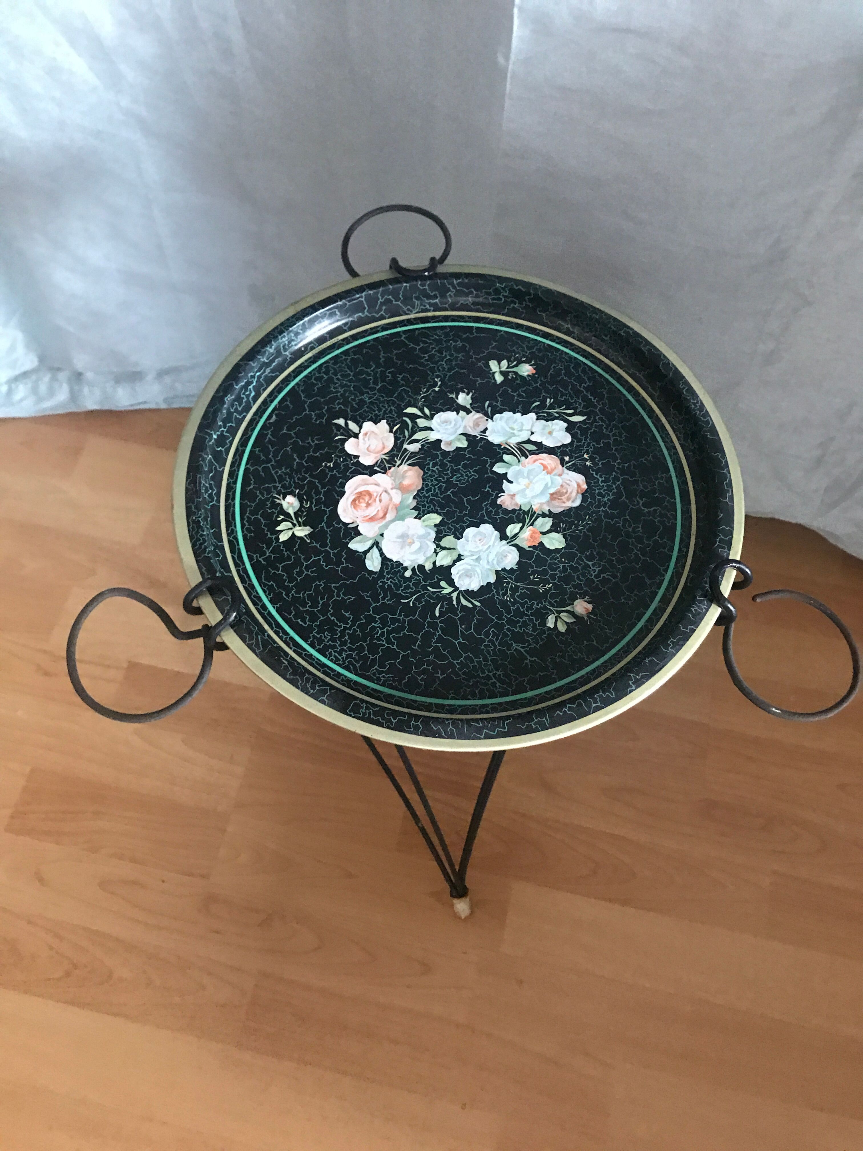 Metal sofa end with floral tray