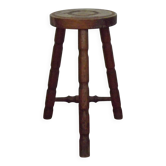 Tabouret à traire en bois fait main vintage français avec 3 pieds en épingle et siège en œil de taureau.
