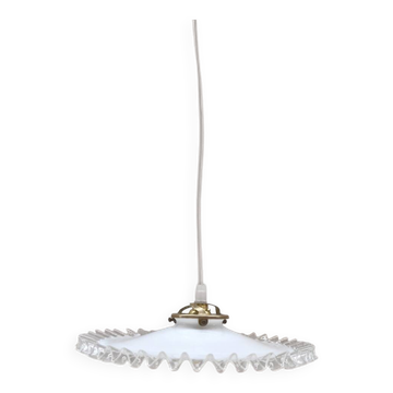 Suspension en opaline blanche crantée