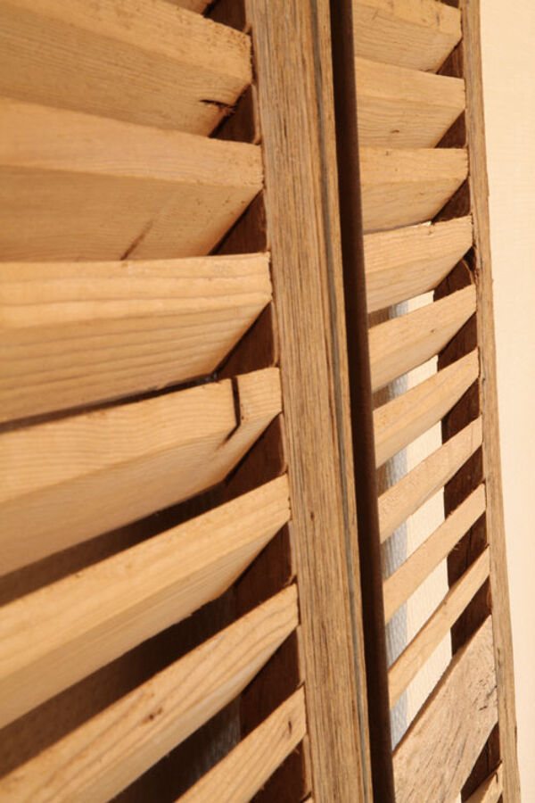 Paire de volets en bois décapé