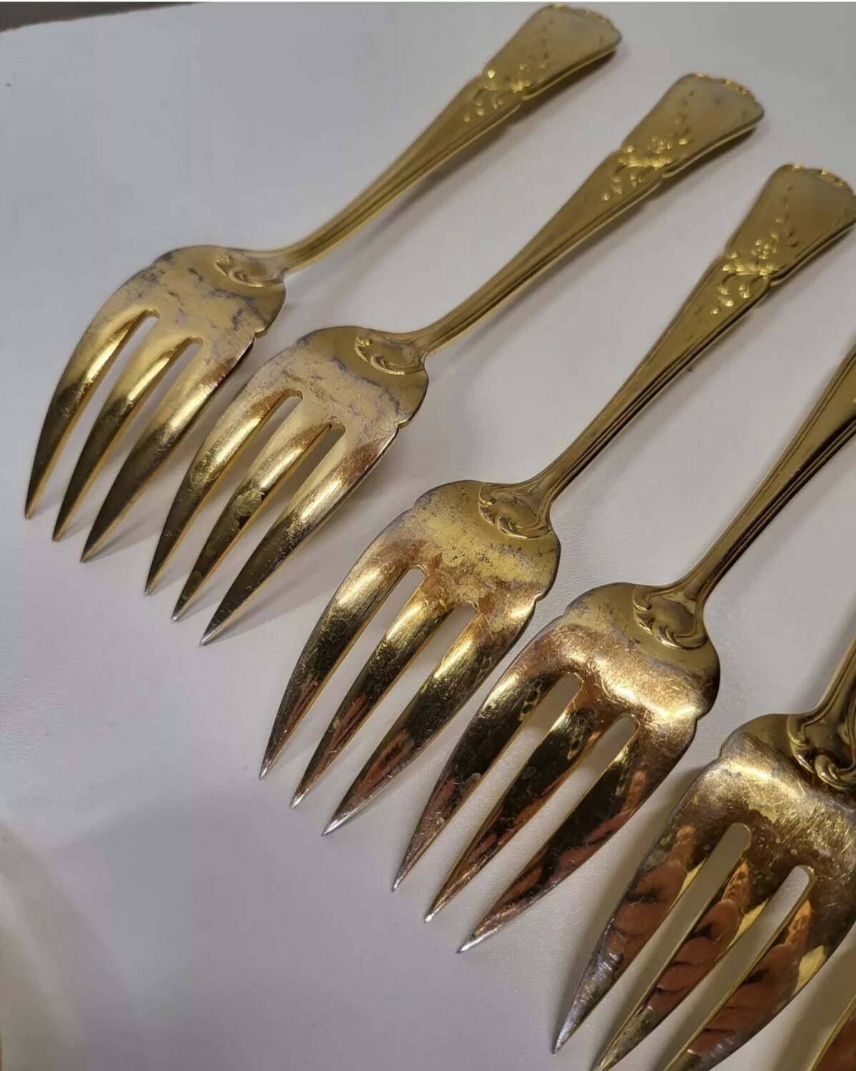 Gold metal fish cutlery, knives and forks 24 pieces