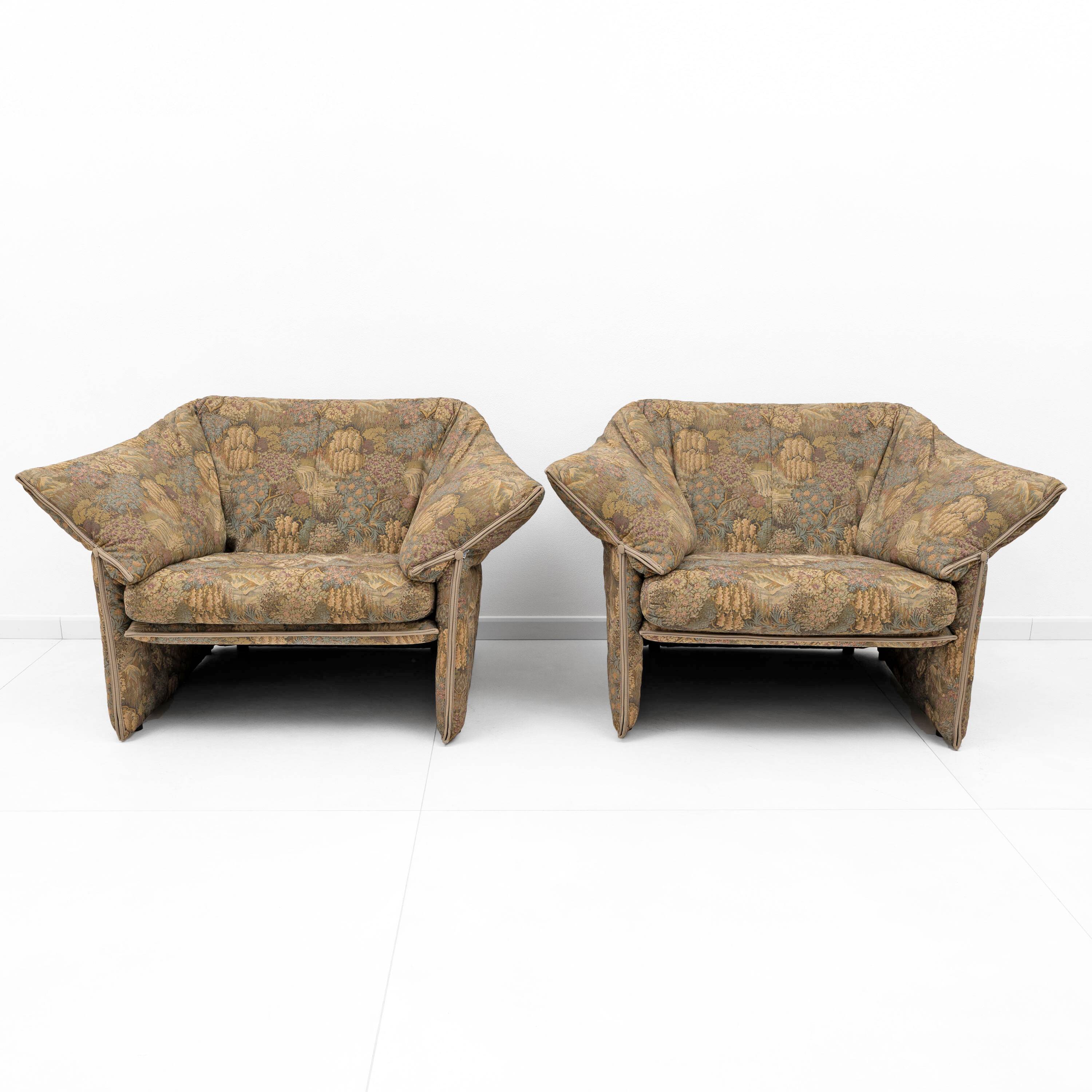 Pair of jacquard fabric armchairs, Mario Bellini, "Le stelle" B&B Italia,70