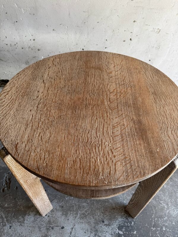 Table d'appoint ronde Art Déco en chêne clair patiné avec étagère inférieure, design géométrique à trois pieds