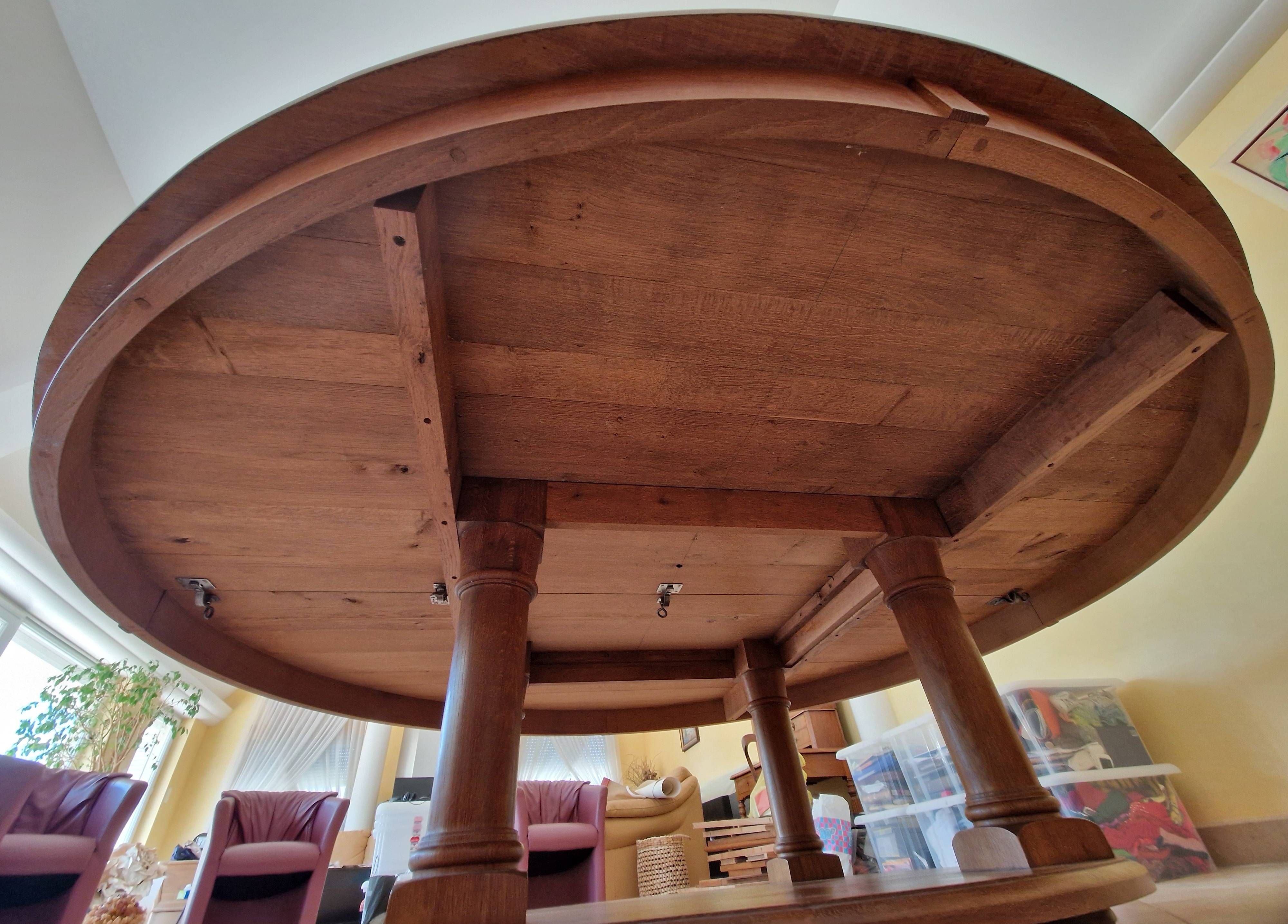 Une table ronde d’ébéniste aux dimensions et à la robustesse hors du commun