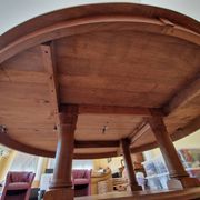 Une table ronde d’ébéniste aux dimensions et à la robustesse hors du commun