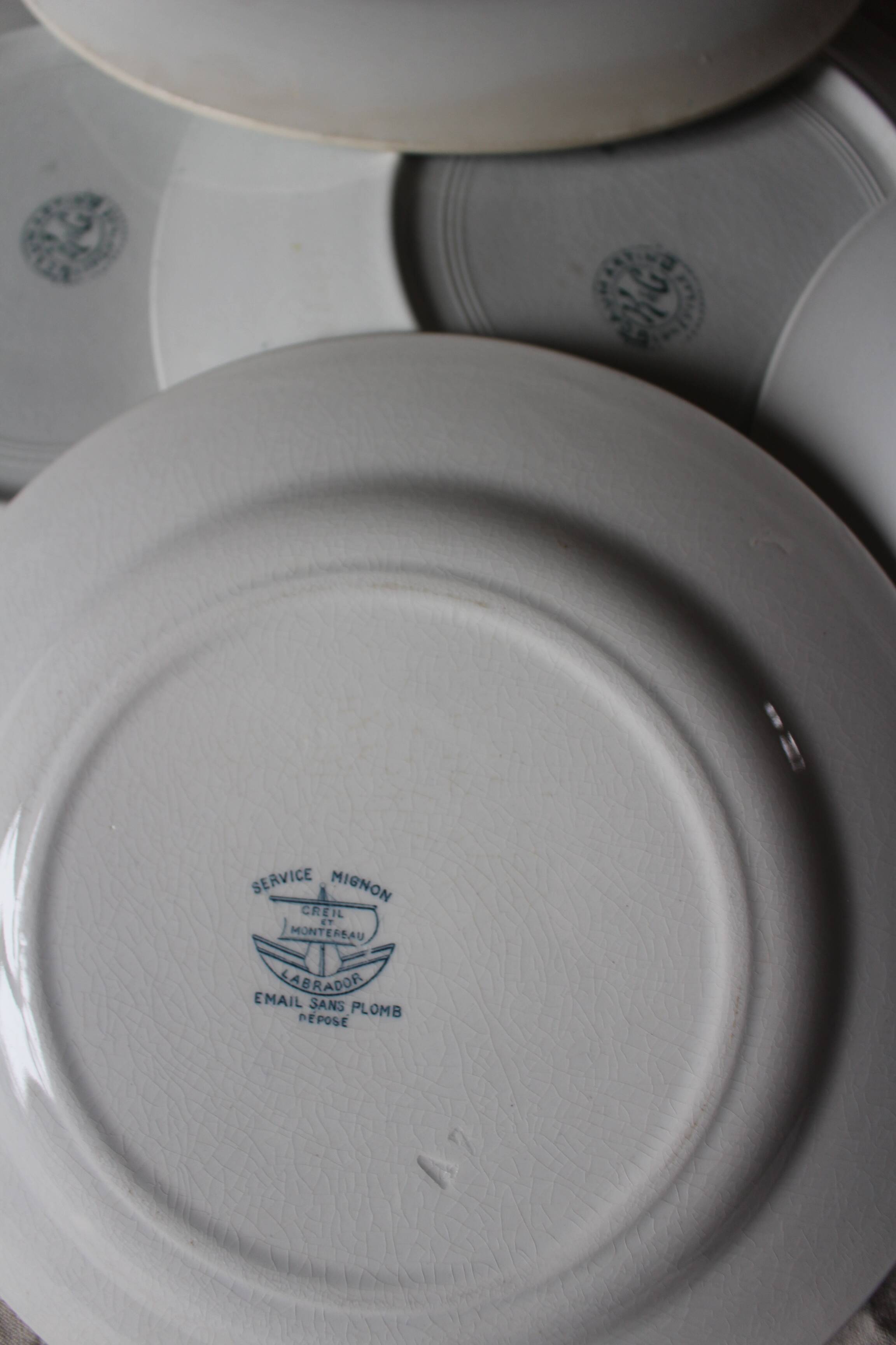 A set of 5 mismatched green blue Terre de fer flat plates
