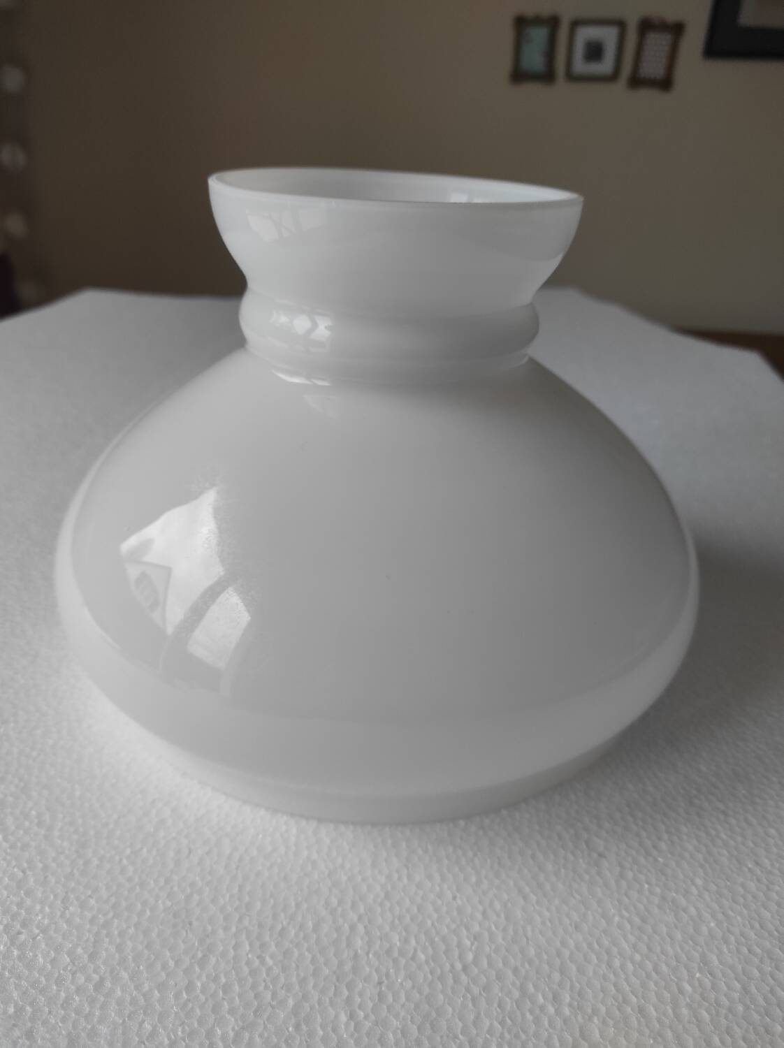 Globe in opaline, height 16.7 cm