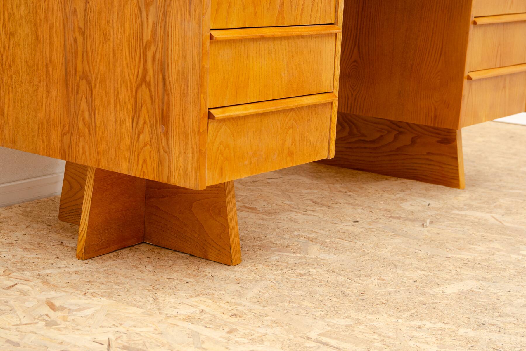 Immense bureau tchécoslovaque entièrement rénové, années 1970, Europe centrale