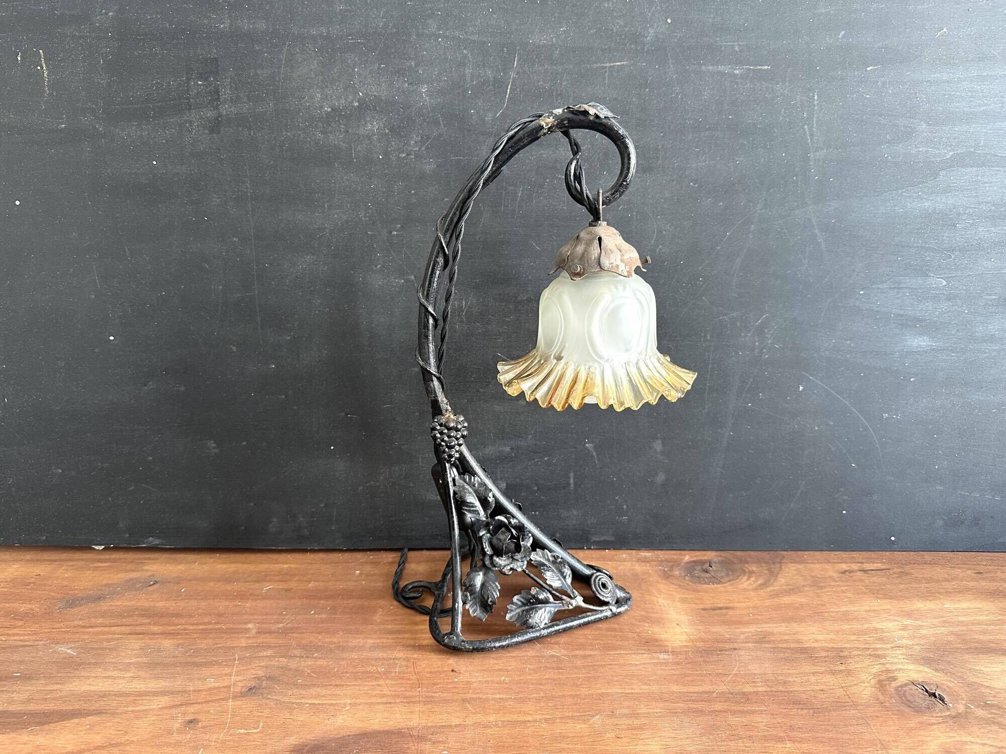Art Nouveau wall light in wrought iron with vine decoration, early 20th century.