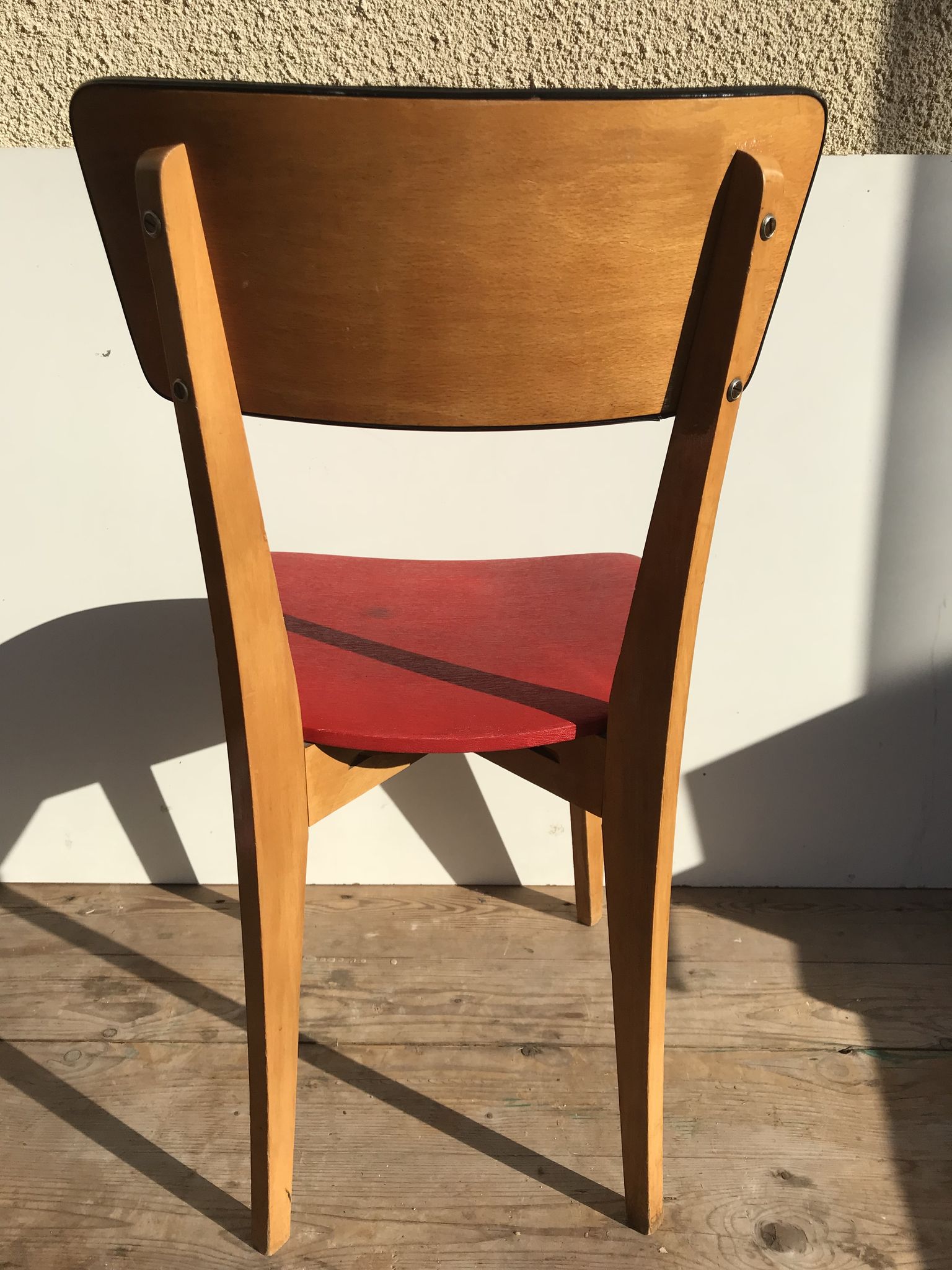 Ancienne chaise scandinave bois & vinyle rouge années 60 vintage