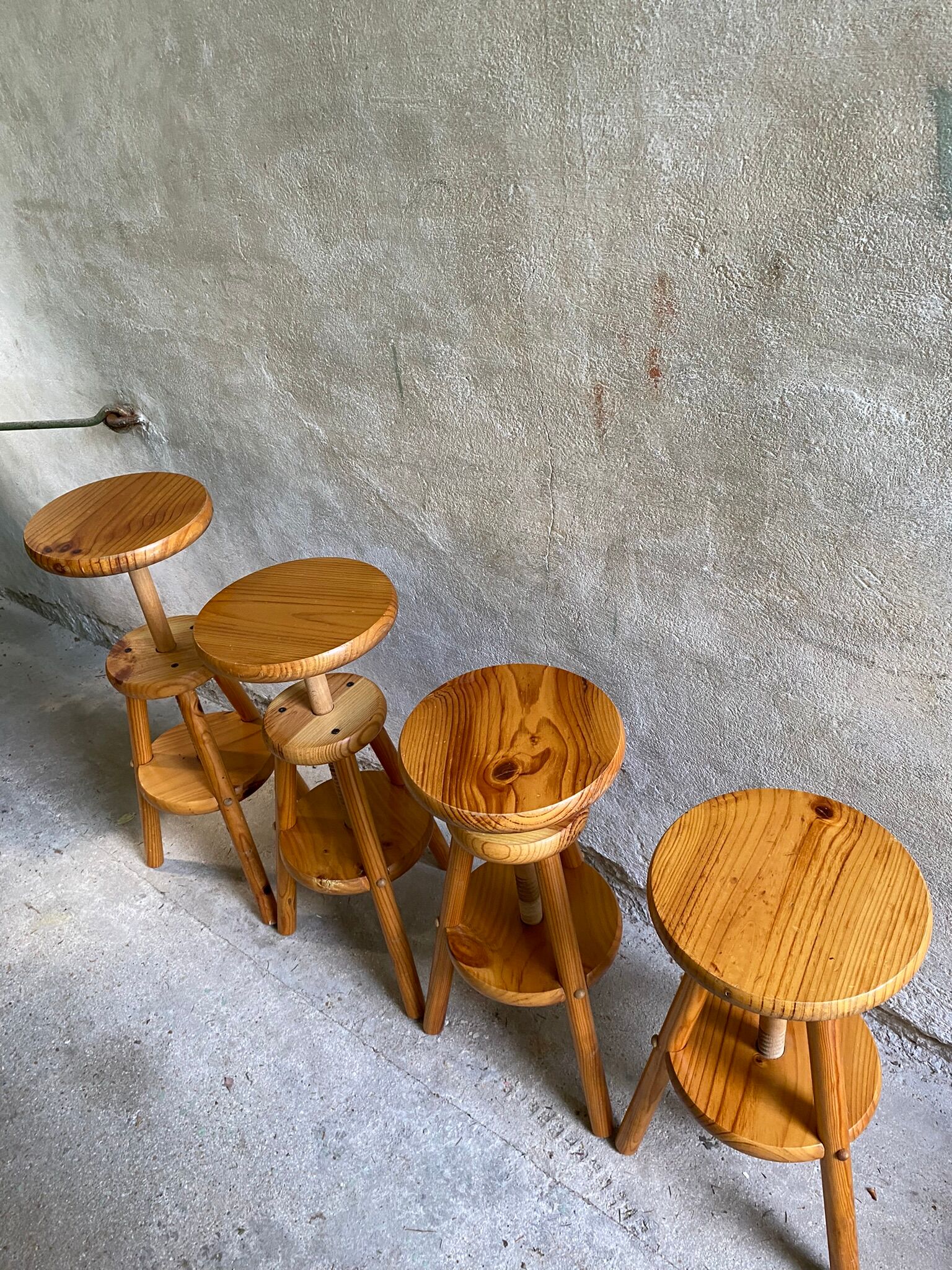 Vintage tripod workshop stool in pitchpin with height-adjustable screws