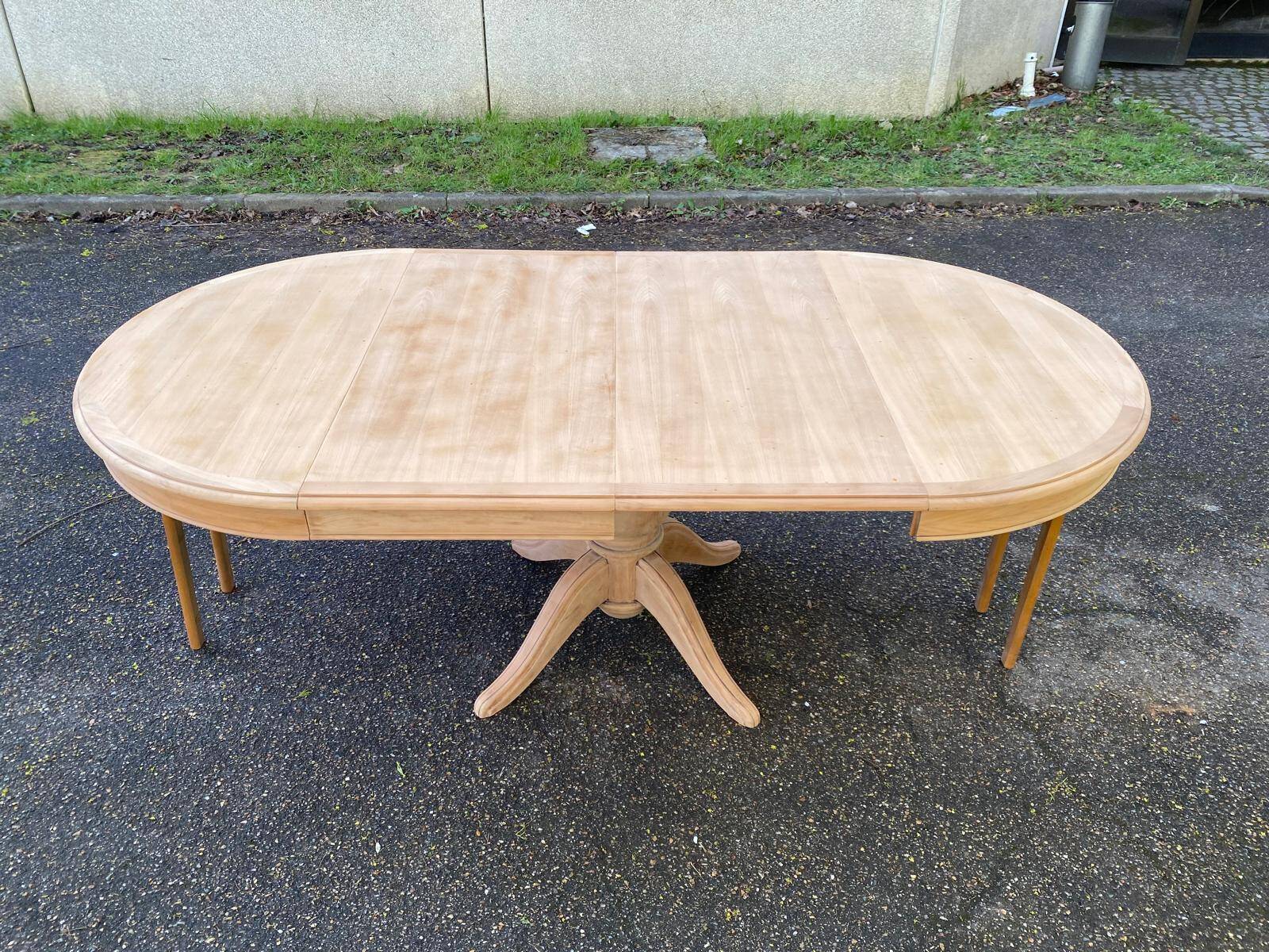 Renovated round extendable dining table with a central wooden leg, 110-210cm.