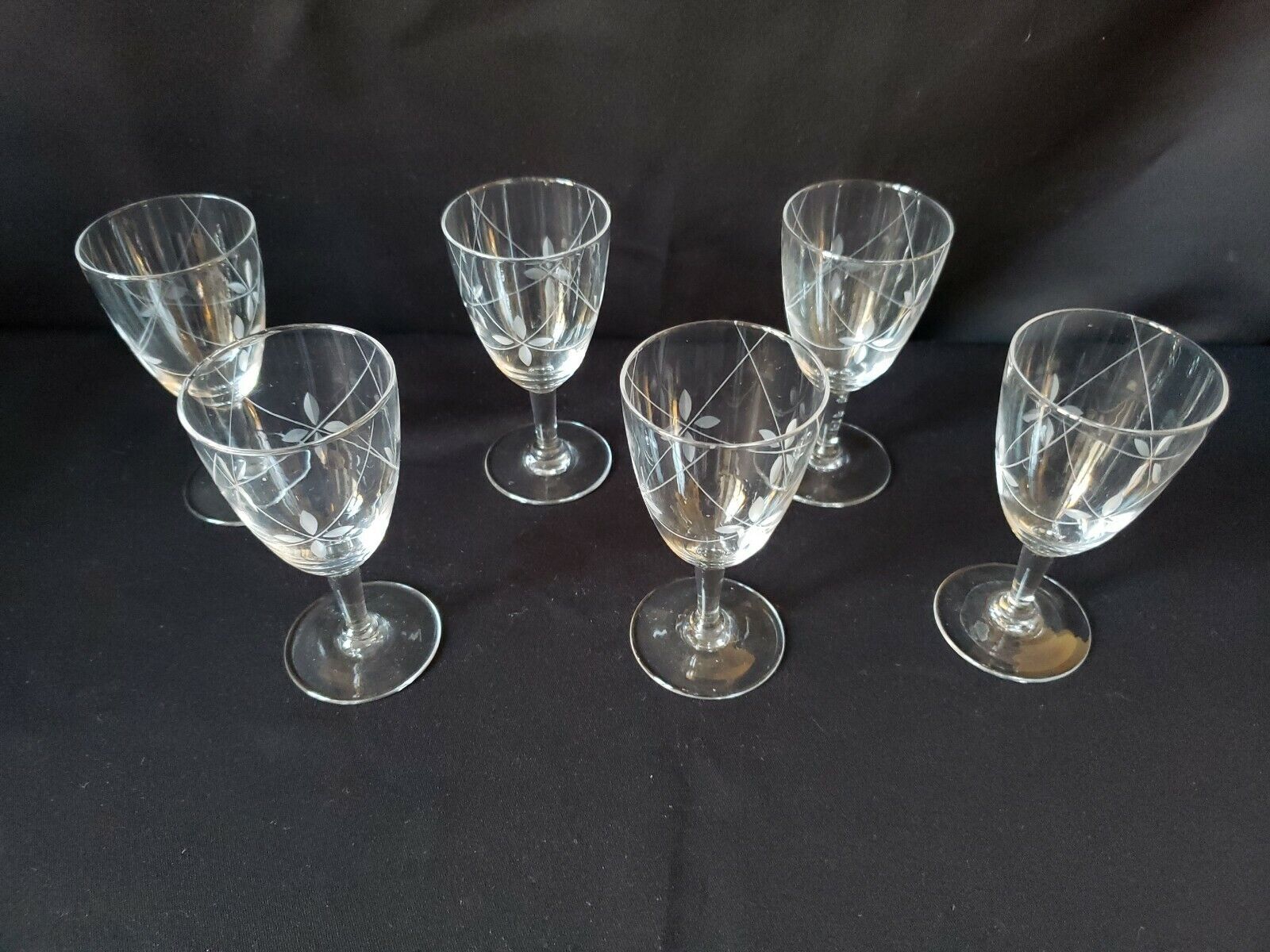 Set of 6 old crystal glasses cut for port or blanc wine