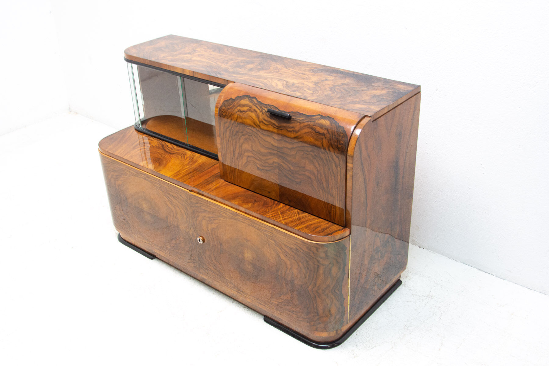 Art deco bar cabinet attribute to jindřich halabala, 1930s