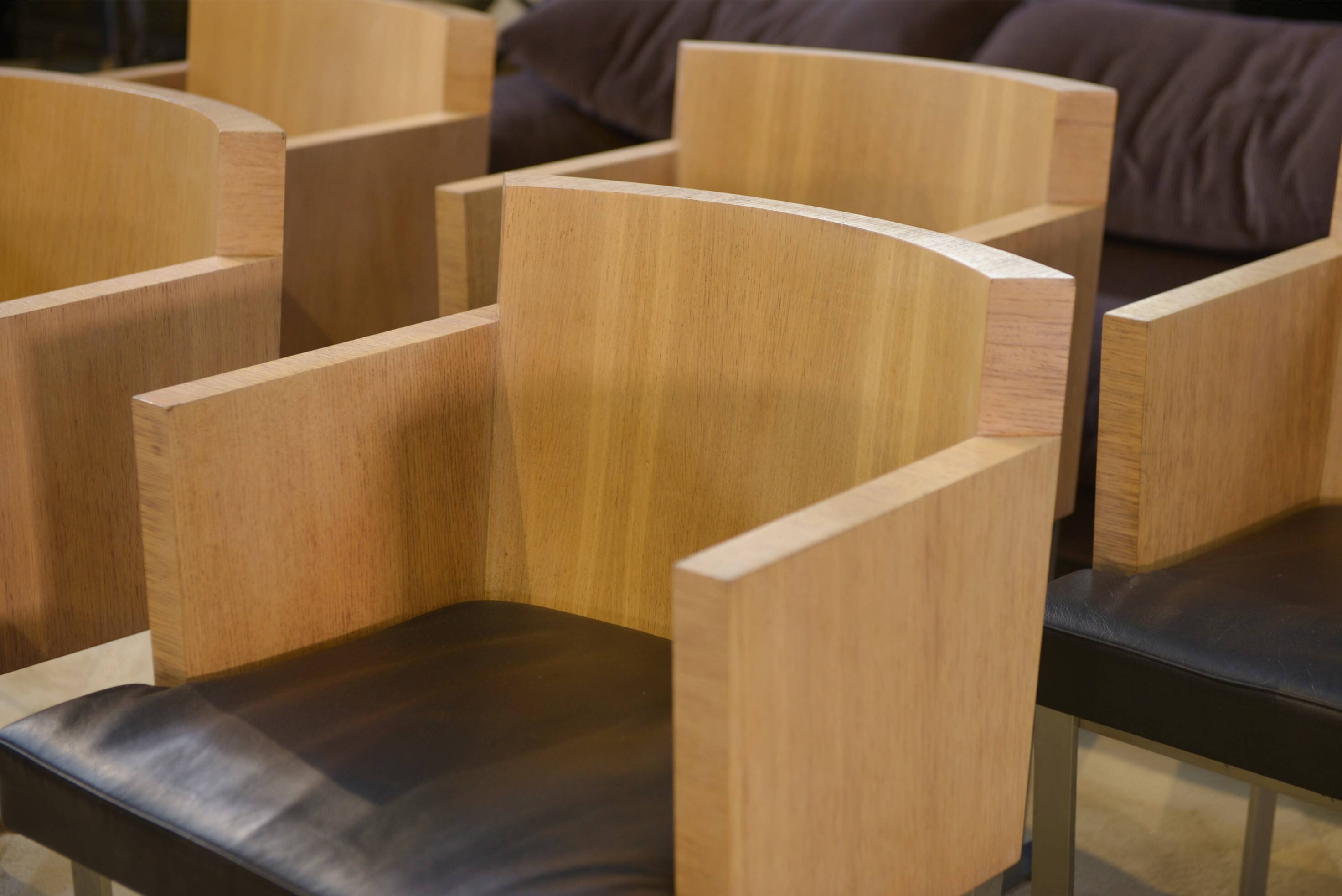 Set of 6 designer armchairs in oak and leather from the 1980s.
