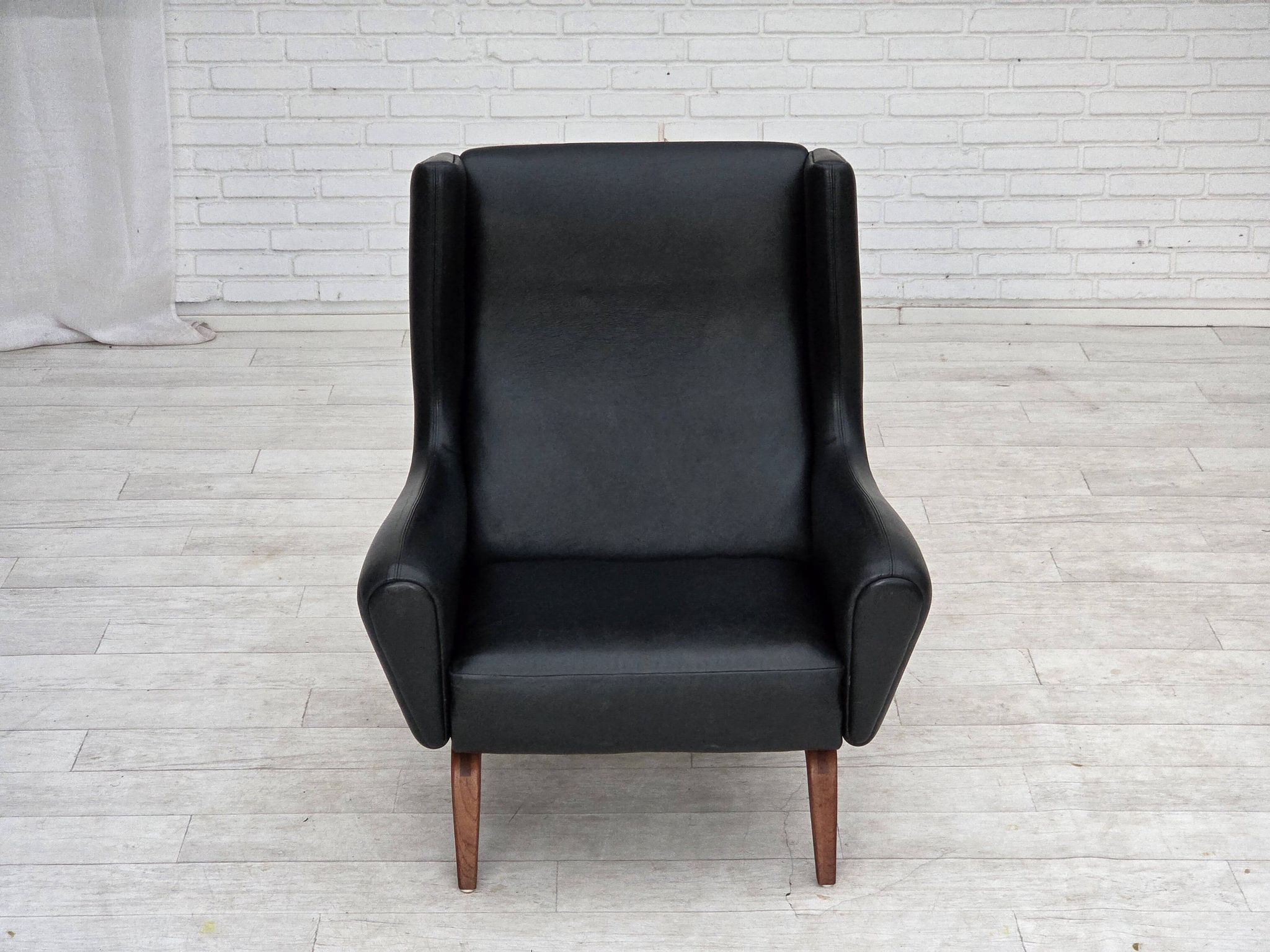 Années 1960, design danois par Illum Wikkelsø, fauteuil, modèle 110, cuir, teck.