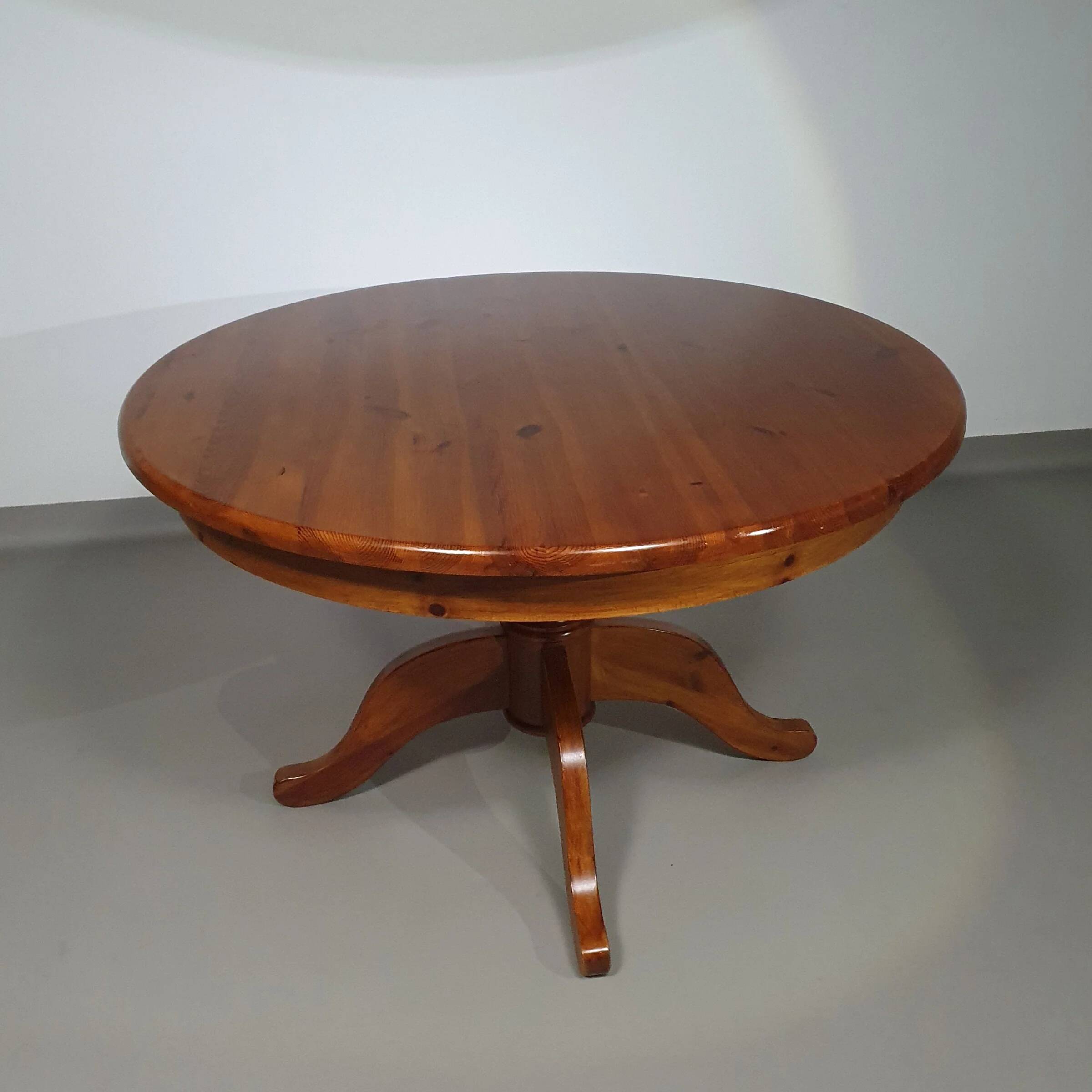 Table à manger en bois de pin des années 70 / table à pieds en colonne en bois au design à 4 pieds avec plateau rond
