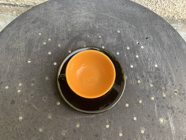 Coffee service composed of 5 cups and saucers in black earthenware and different colored interiors