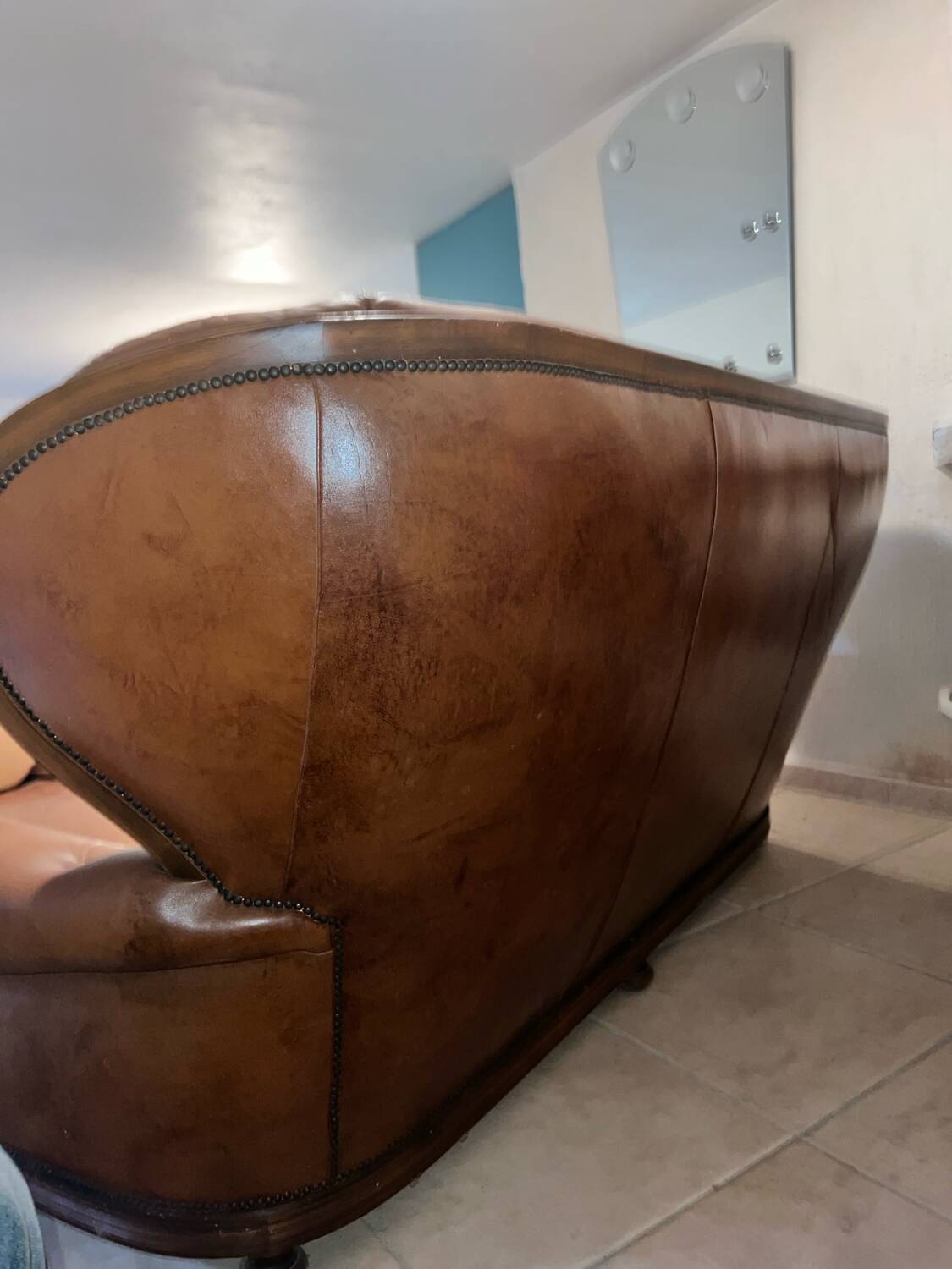 Three-seater Chesterfield sofa