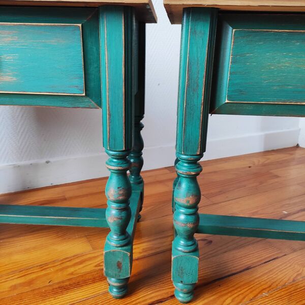 Paire de tables de chevet patinées