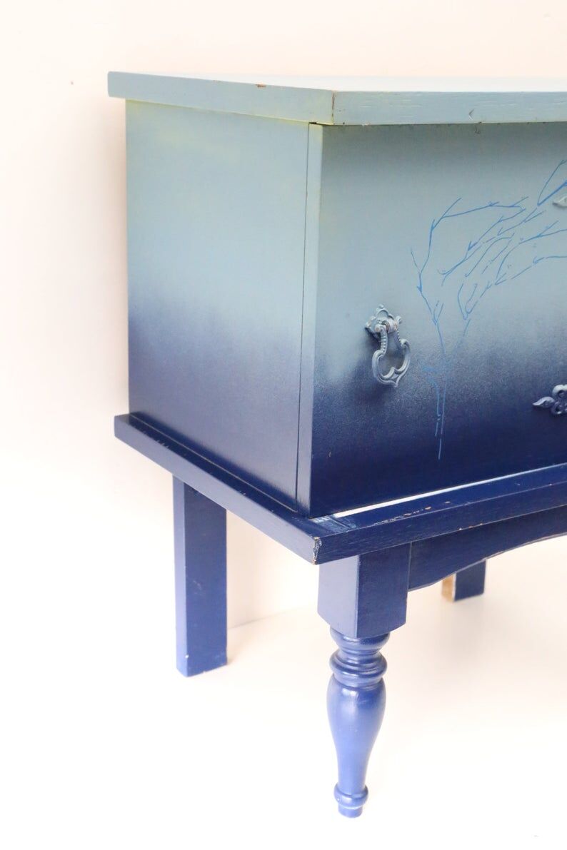 Meuble d'appoint, décoré par un artiste graffeur