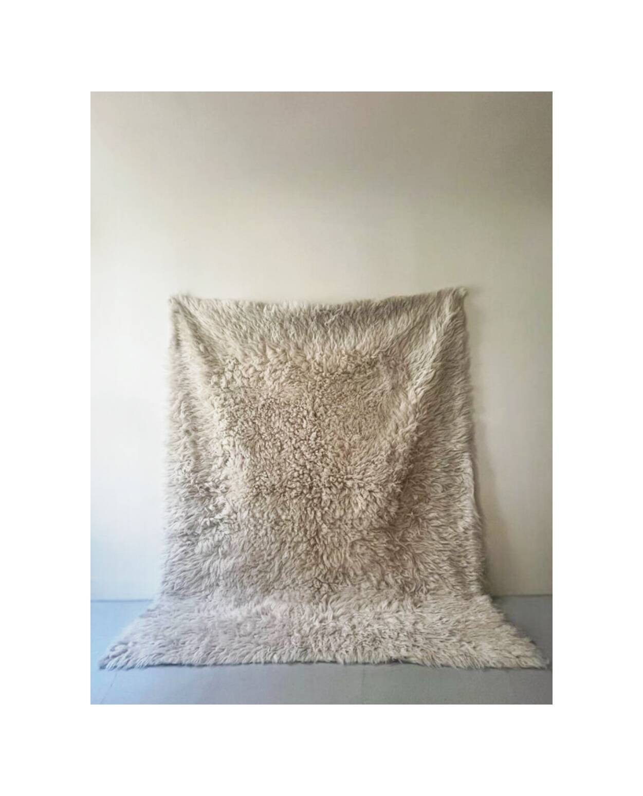 Grand tapis en laine naturelle shaggy / flokati tissé à la main blanc cassé