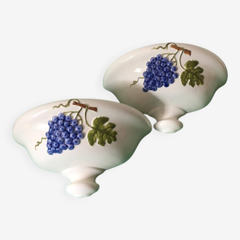 2 porte-plantes muraux en porcelaine. motifs "grappe de raisins"