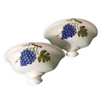 2 porte-plantes muraux en porcelaine. motifs "grappe de raisins"