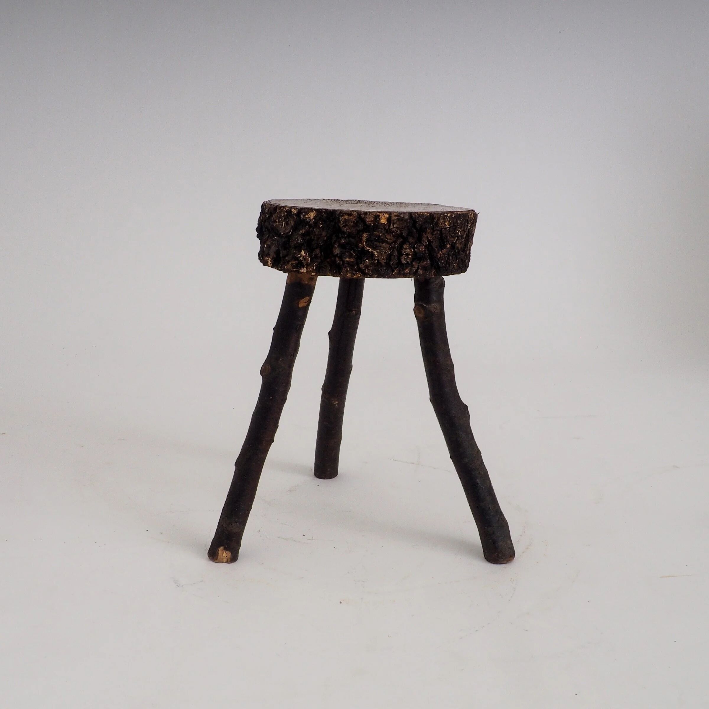 Tabouret en bois rustique fait à la main