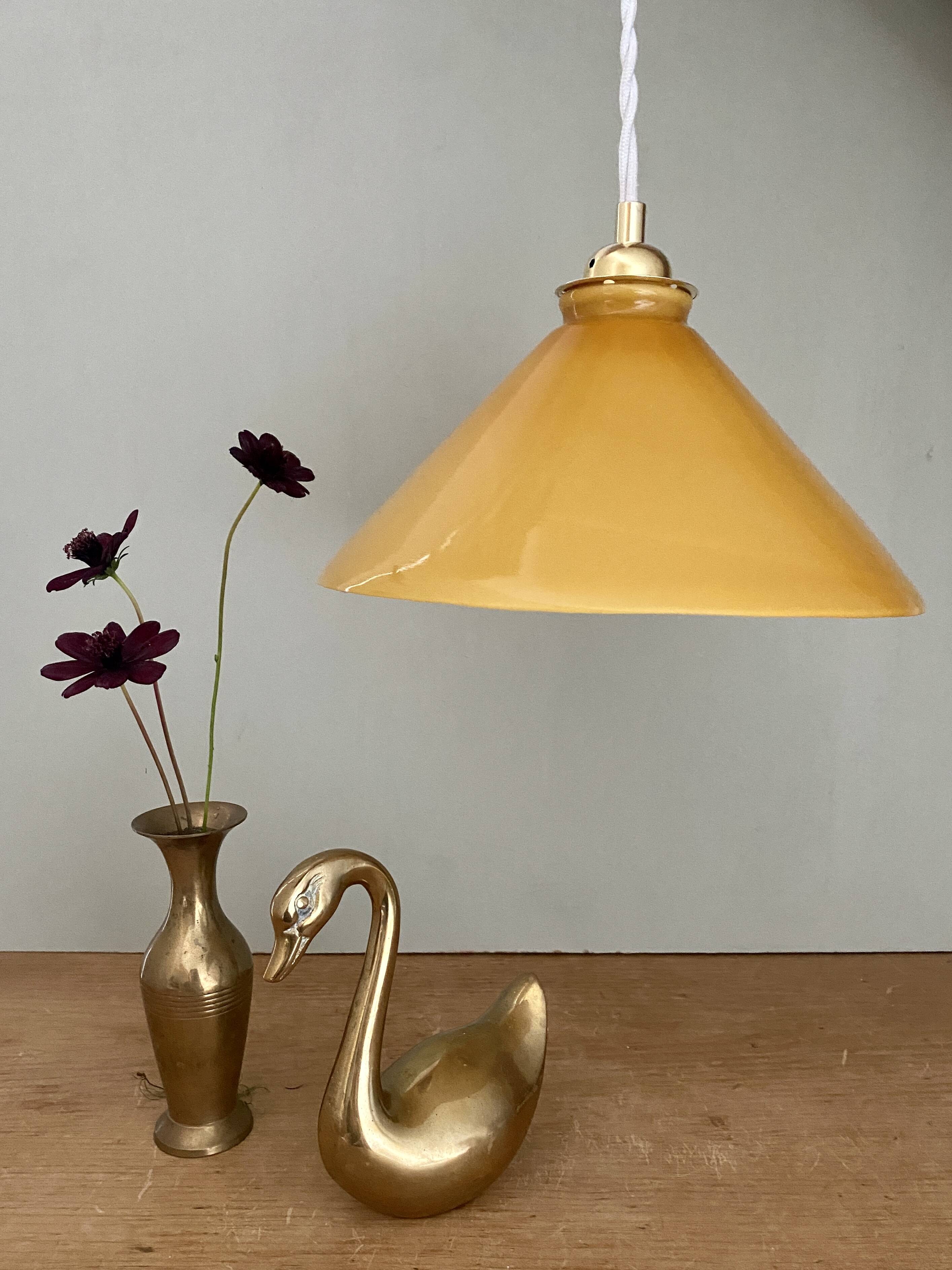 Suspension lampshade in yellow and white opaline