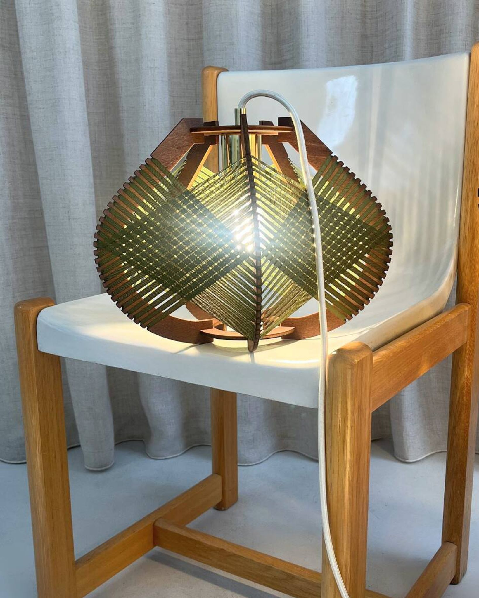 Lampe de table en bois tissé – Sora M – D32 cm – 42 couleurs