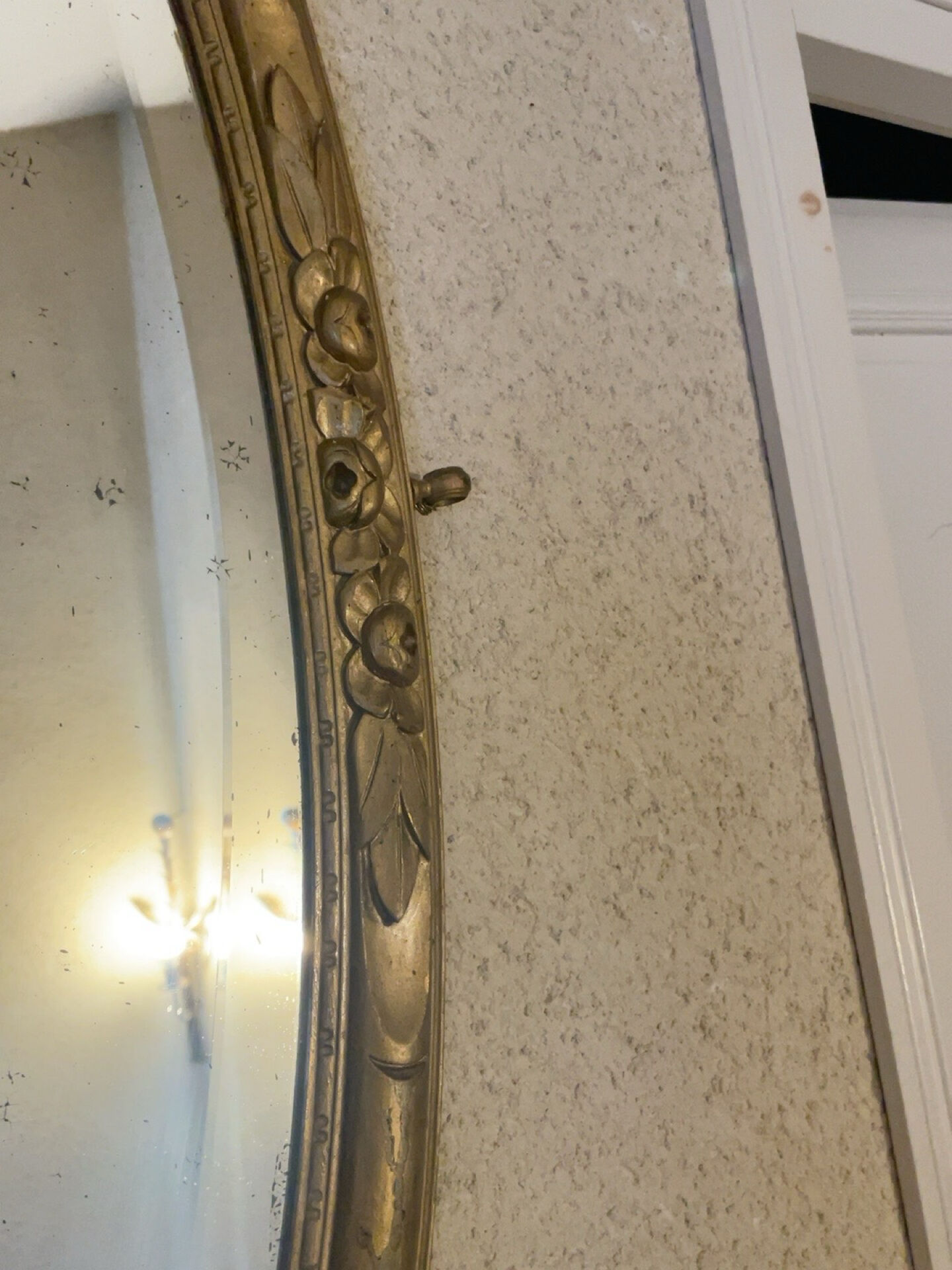 Antique oval gold mirror with floral decoration – 105 × 70 cm Elegant mirror