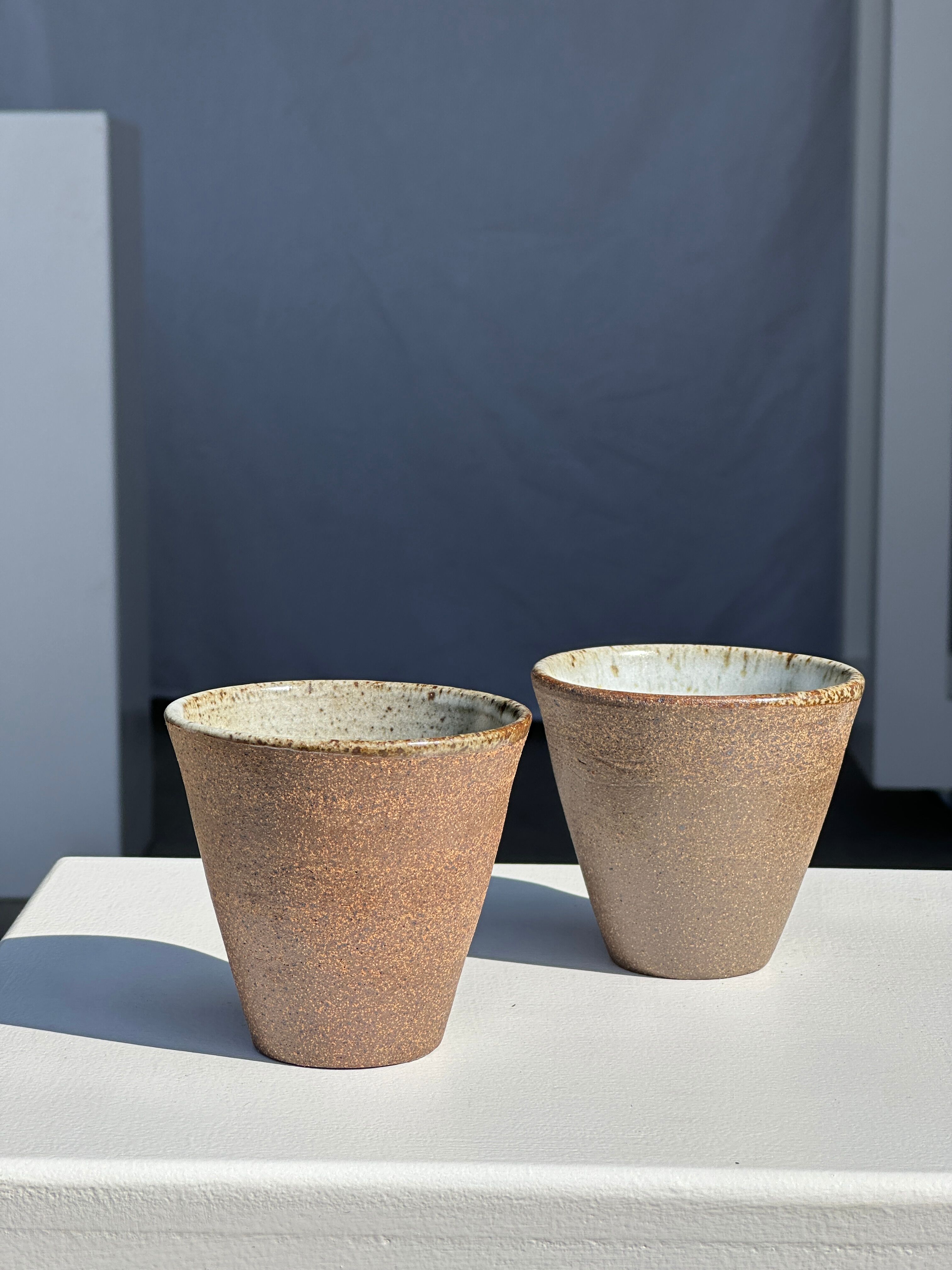 Lot de 2 tasses / mug en céramique indonésienne (mat brun)