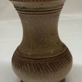 Vase en grès estampé beige signé
