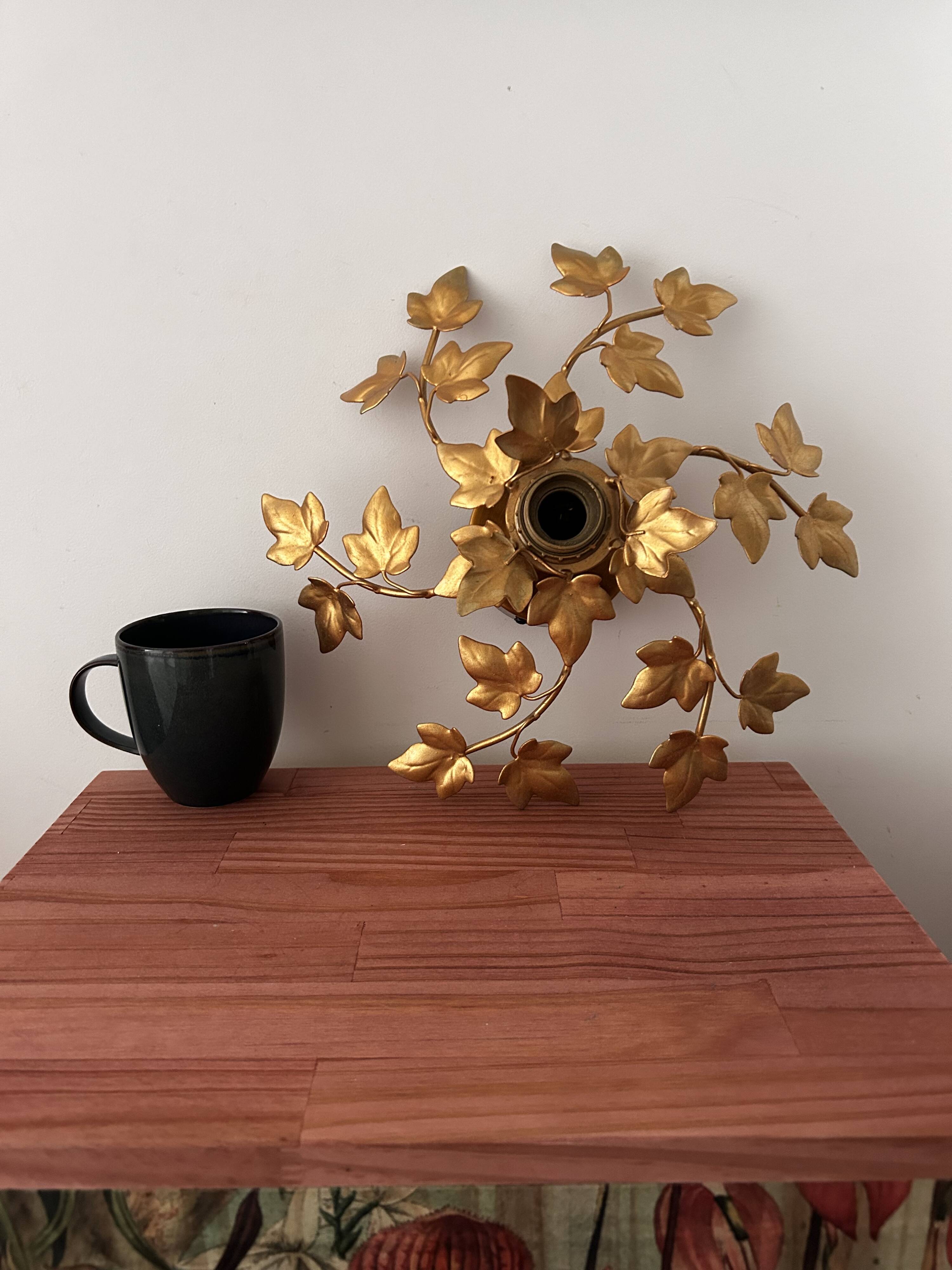 Wall light flower leaves in gold metal