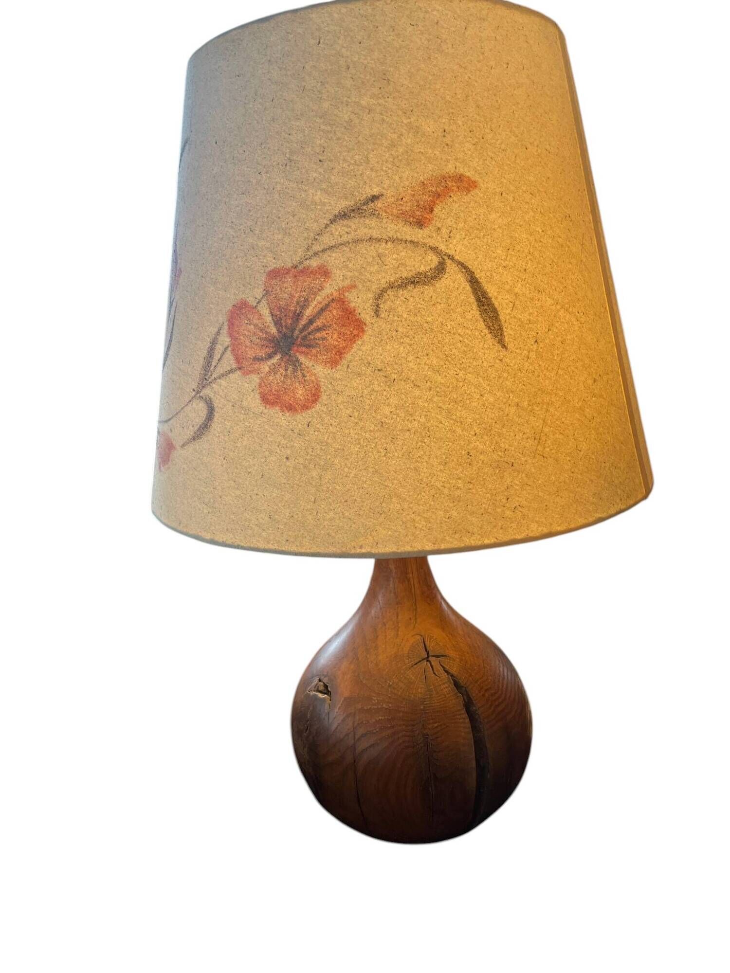 Important wooden floor lamp with a lampshade decorated with flowers from around 1970.