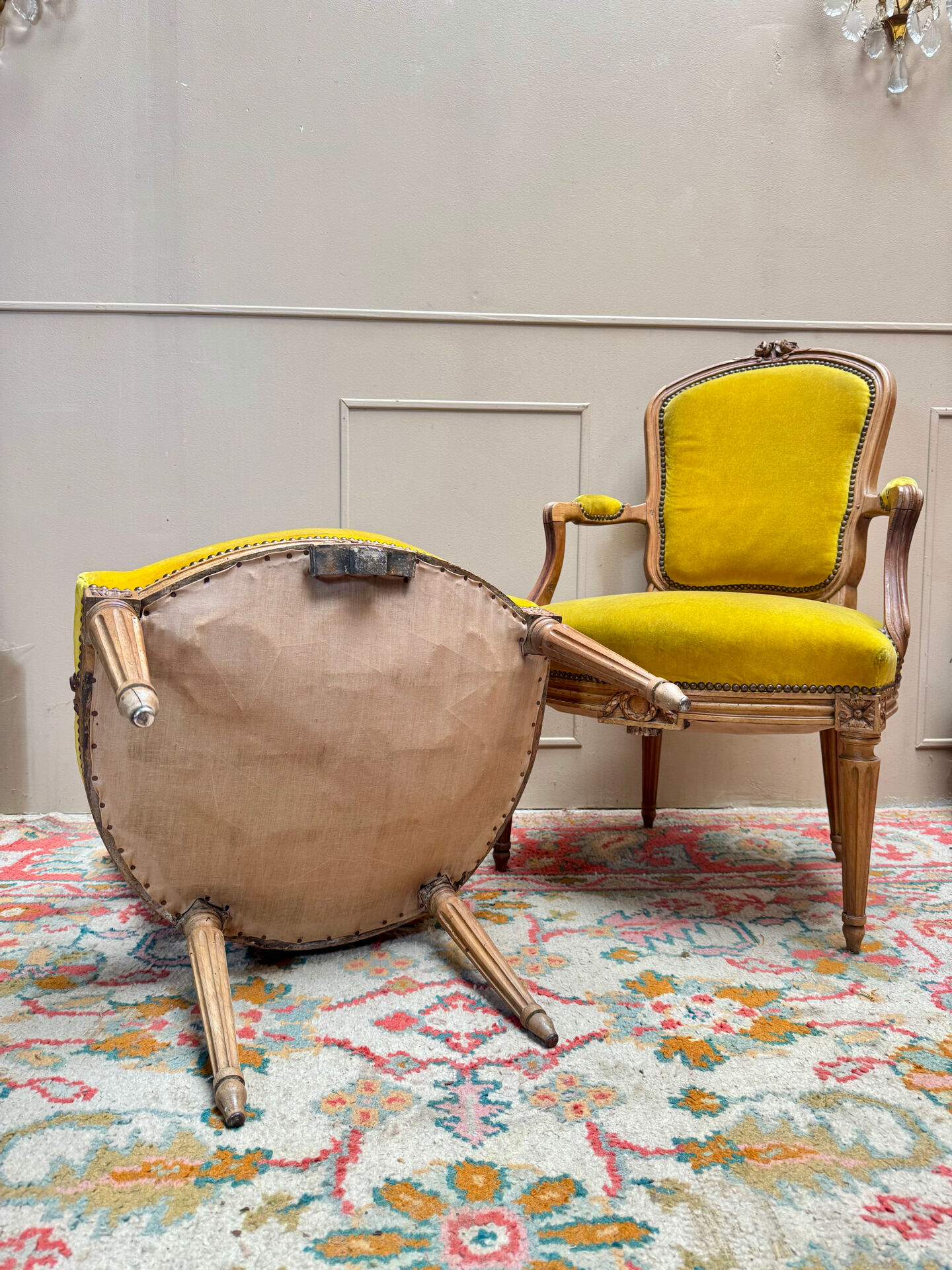 PAIRE DE FAUTEUILS EN CABRIOLET D’ÉPOQUE TRANSITION XVIII EME SIÈCLE