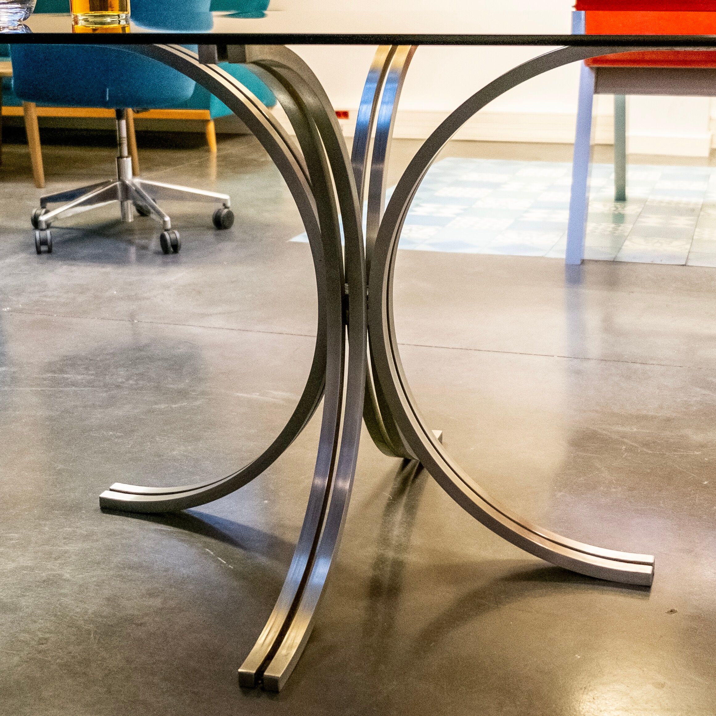 Table ovale en verre fumé et inox