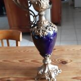 Paire d'aiguières en régule doré et verre bleu