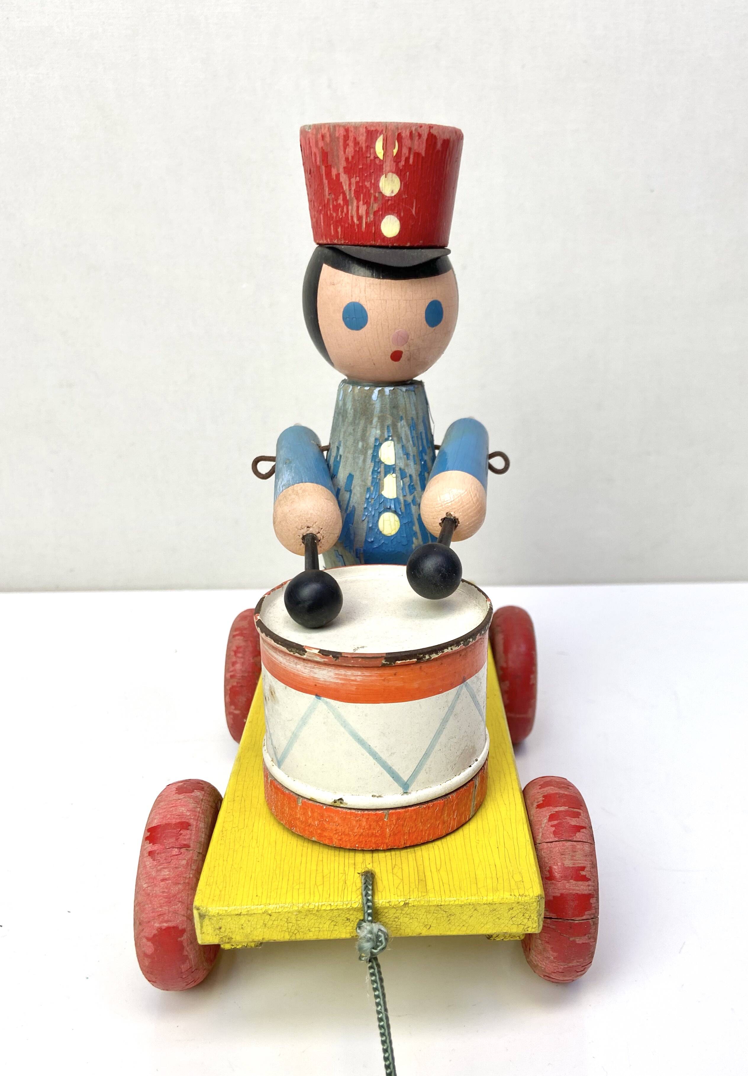 Ancien Jouet musical en bois à tirer - musicien soldat  jouant du tambour