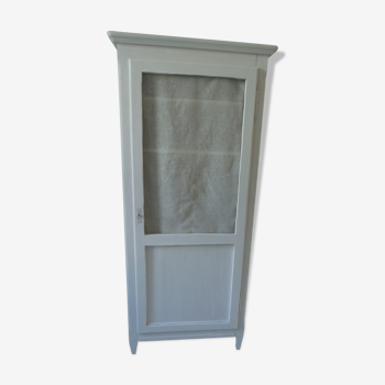 Bonnetière, vintage patinated pearl grey, door dressed in a veil.