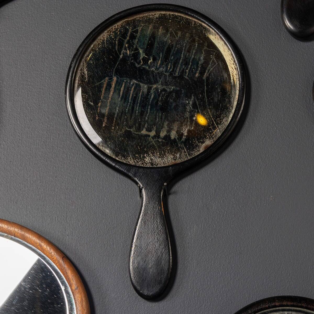 Collection antique du 19ème siècle de vingt-cinq miroirs à main en bois