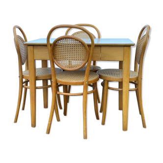 4 chaises et table stratifiée en pin des années 1950