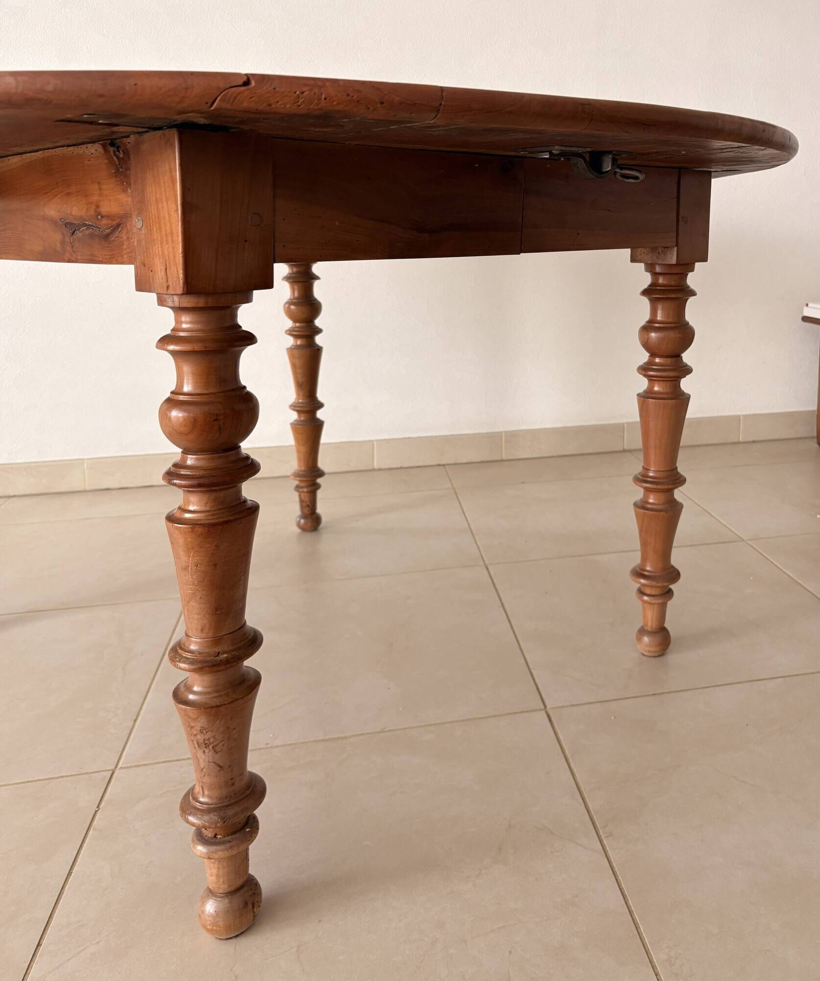 Round solid oak table with extensions, cabinetmaker's sliding mechanism,