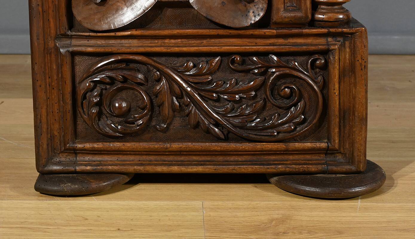 Oratory in solid walnut, Neo-Gothic Renaissance style – Late 19th century