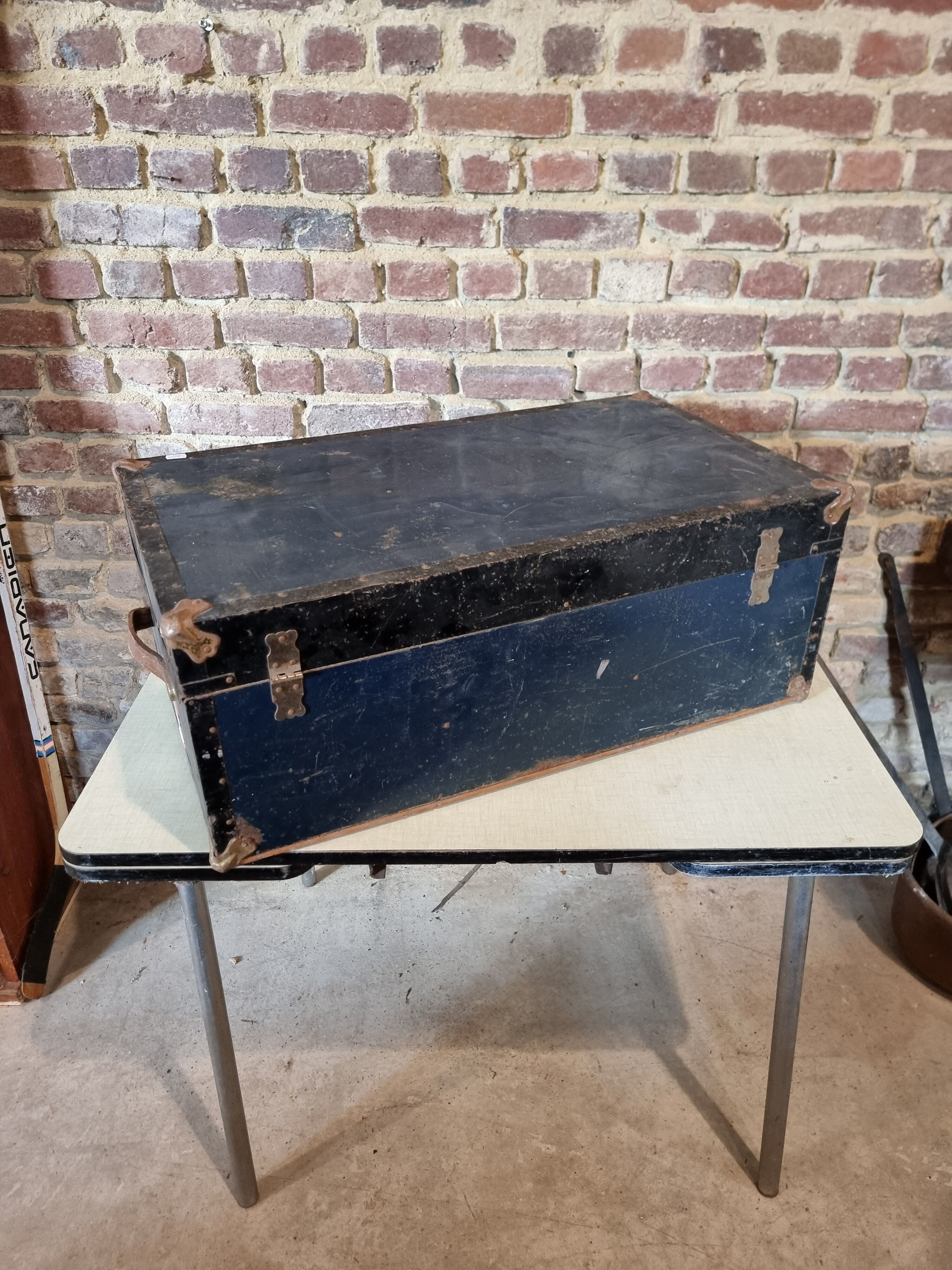 Old suitcase Liner France