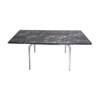 Table en formica marbré noir et blanc